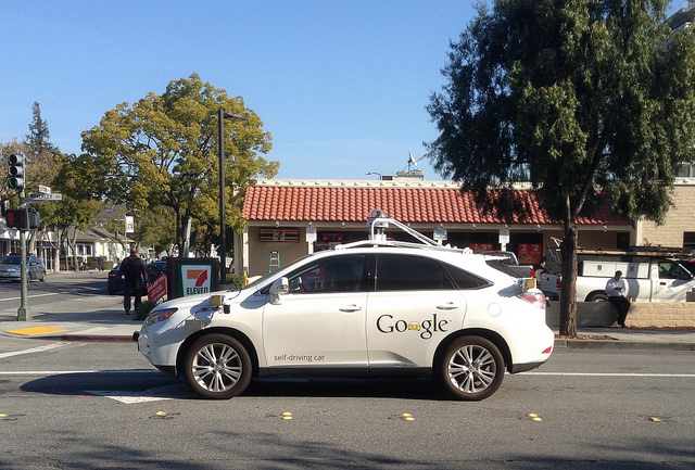 写真3：グーグルの自動運転車