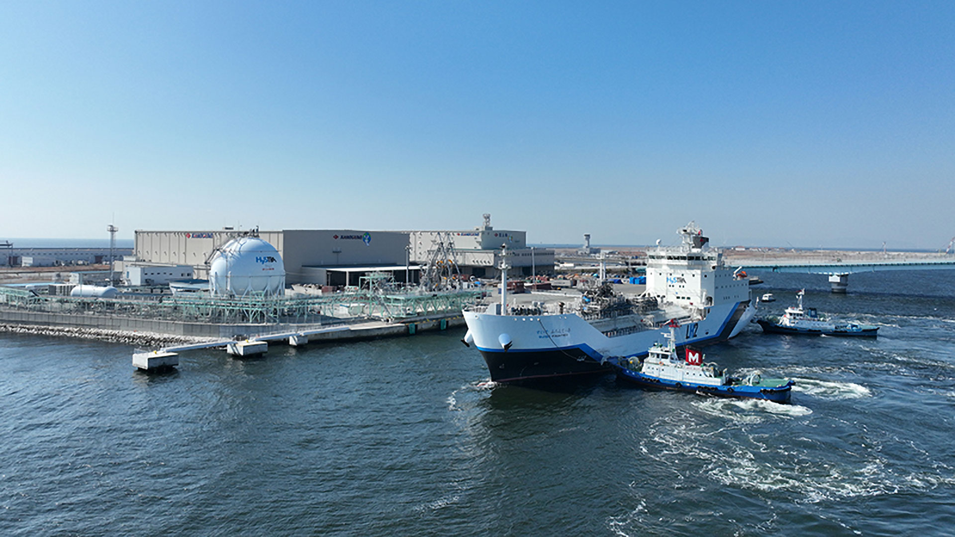 写真）豪州褐炭由来液化水素を積載した世界初の液化水素運搬船「すいそ ふろんてぃあ」が神戸に帰港　2022年2月25日