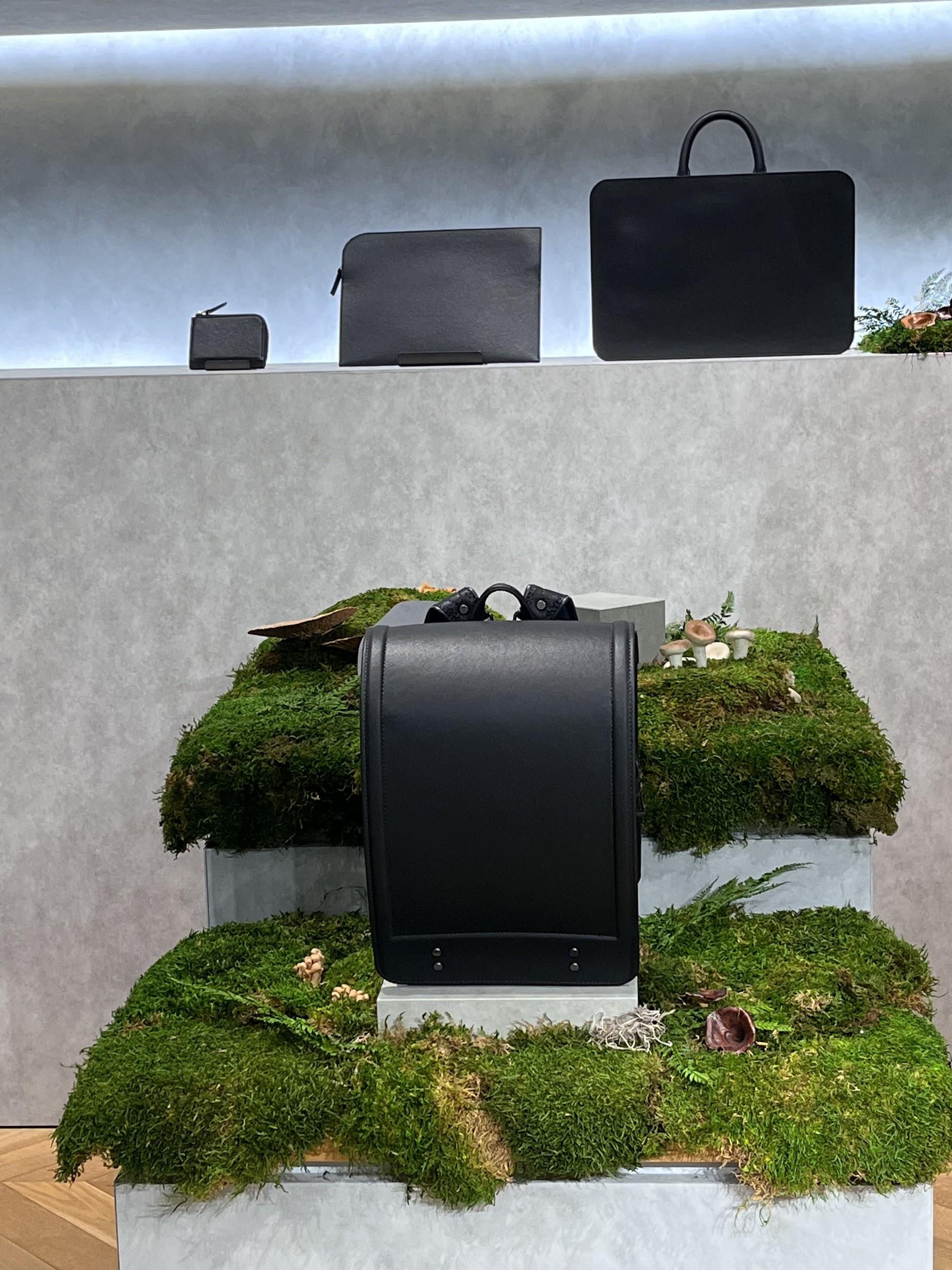 画像) 土屋鞄製造所が発表したMylo™によって製造されたランドセル<br>画面上一番左がMylo™ ハンディLファスナーSIZE：H8.8×W11.6×D2.2cm 2022年6月9日　東京・渋谷