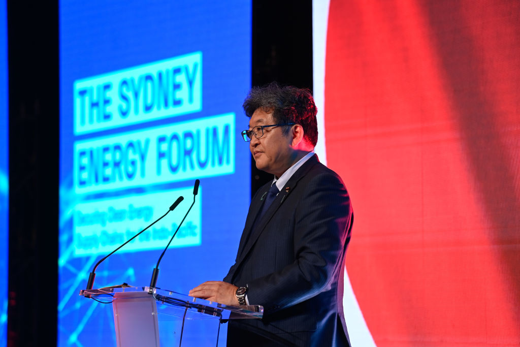 写真）シドニー エネルギー フォーラムで講演する萩生田光一経済産業大臣（当時）　2022年7月13日　オーストラリア・シドニー