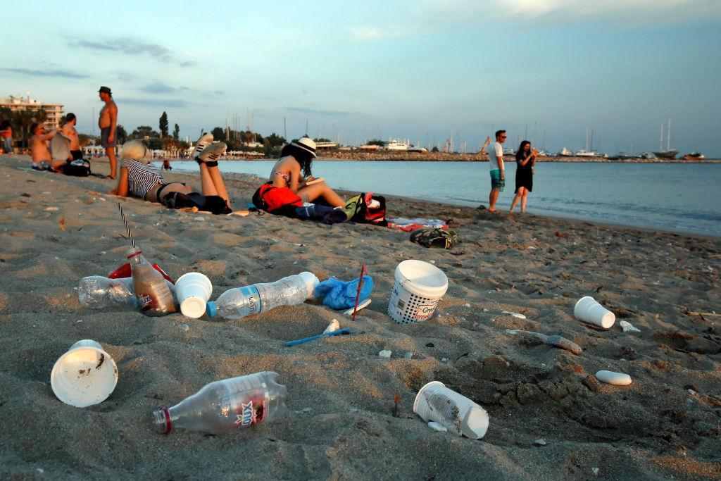 写真）エーゲ海のビーチにすてられたプラスチック製品　2018年6月26日、ギリシャ・アテネ