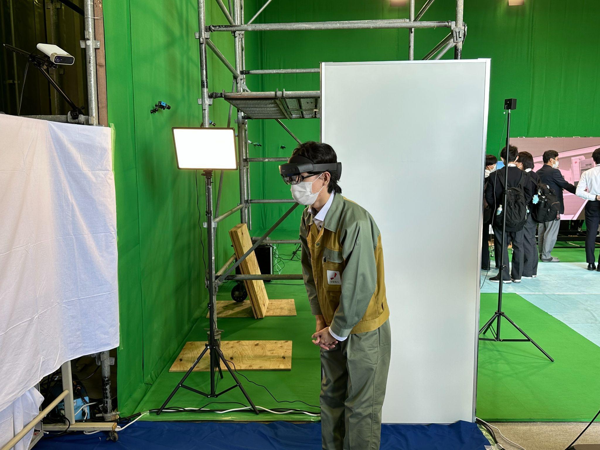 写真）Mixed Reality (複合現実) ヘッドセット「Microsoft　HoloLens 2」を装着してMR遠隔会議のデモに参加するスタッフ。　2022年10月28日　中部電力技術開発本部にて　愛知県・名古屋市