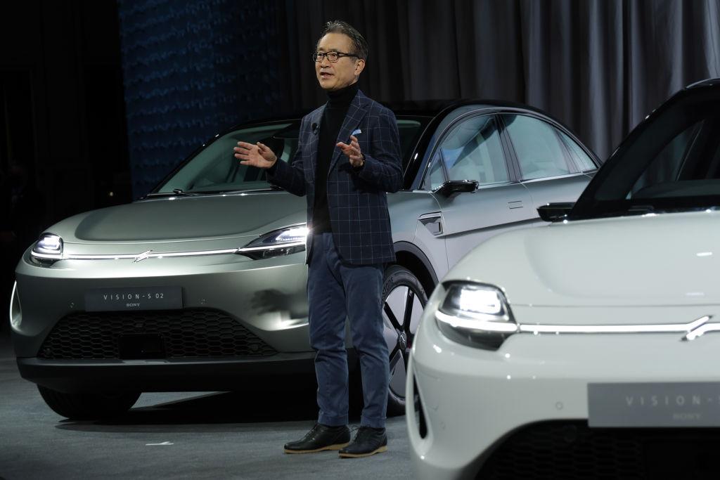 写真）ソニーグループ株式会社代表執行役会長兼社長CEO吉田健一郎氏が CES 2022で、SUV のプロトタイプ車 VISION-S 02 (左) を公開した。　2022年1月4日、ネバダ州・ラスベガス・ベイ コンベンションセンター。