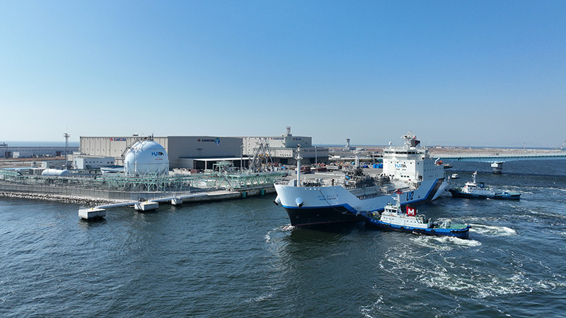 写真）豪州褐炭由来液化水素を積載し「Hy touch神戸」に帰港した液化水素運搬船「すいそ ふろんてぃあ」。2022年2月25日　兵庫県・神戸市