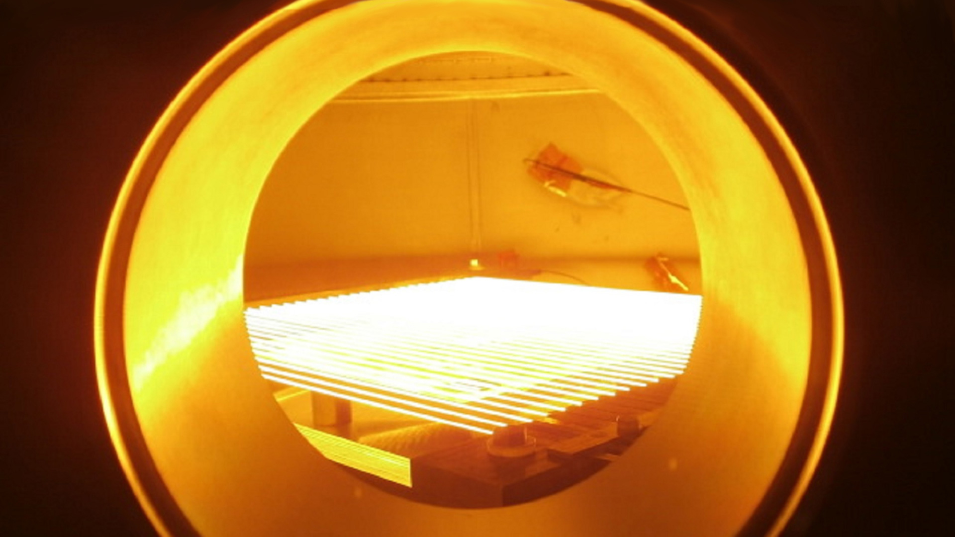 写真）熱フィラメントCVDダイヤモンド合成設備　ボロンドープ成膜にも対応。成膜範囲maxΦ300mm