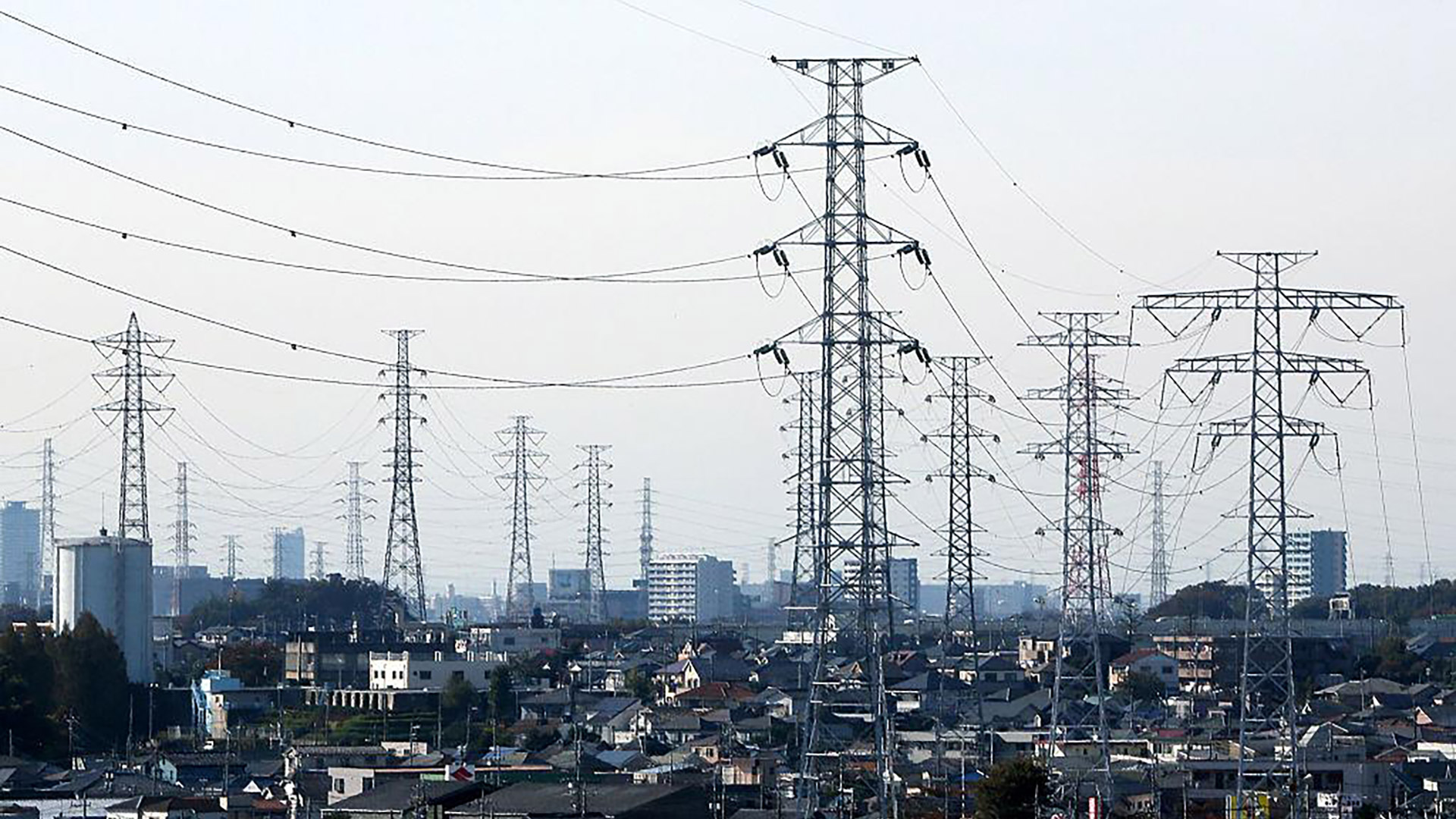 写真）送電鉄塔から延びる送電線　2013 年 11 月 14 日　埼玉県草加市（イメージ　本文とは関係ありません）
