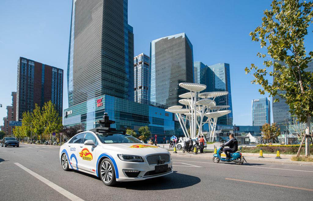 写真）実証実験で市民に無料乗車を提供し、走行する百度の自動運転タクシー「Apollo Go」　2020年10月13日　中国・北京
