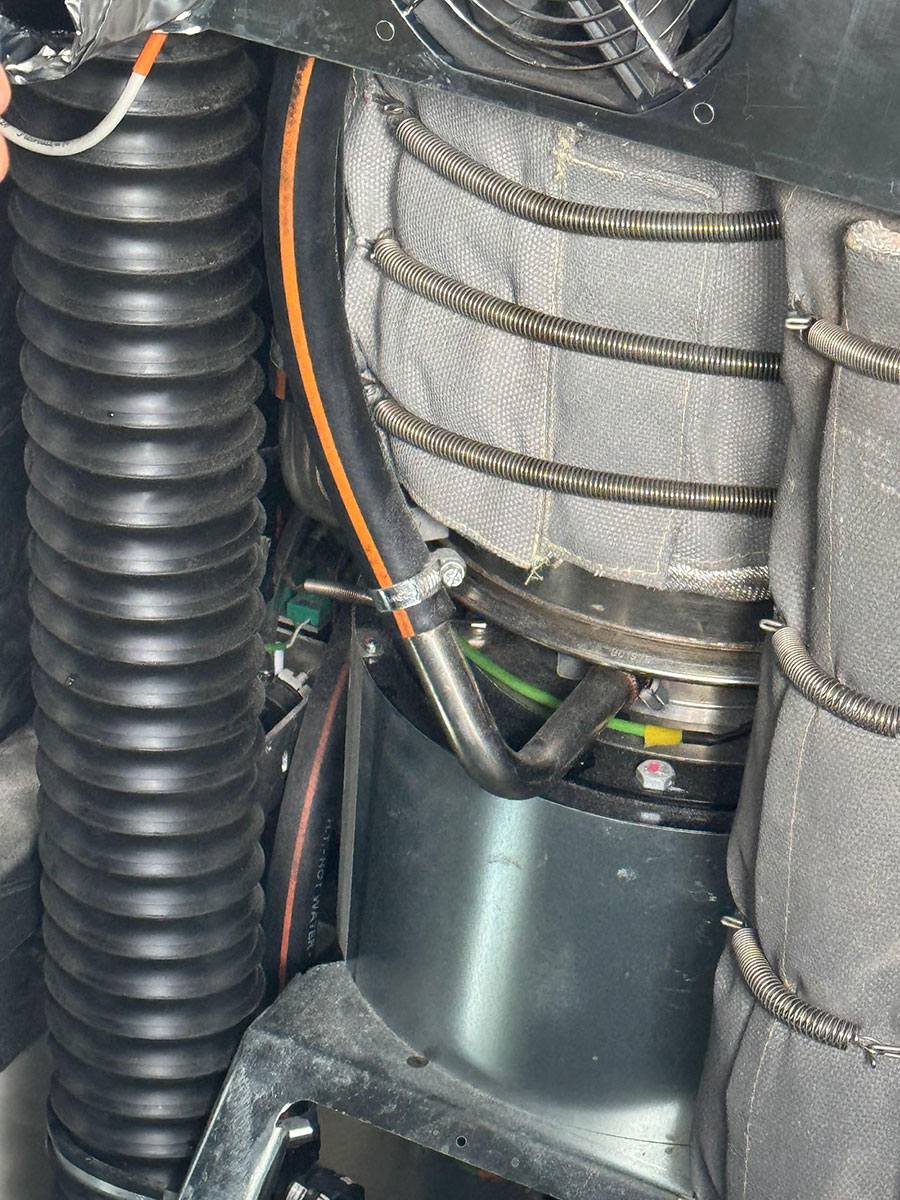 写真）発電機。上部はバイオマスガスボイラーで温められ、下部は冷たい冷却液が流れるチューブで冷やされる。
