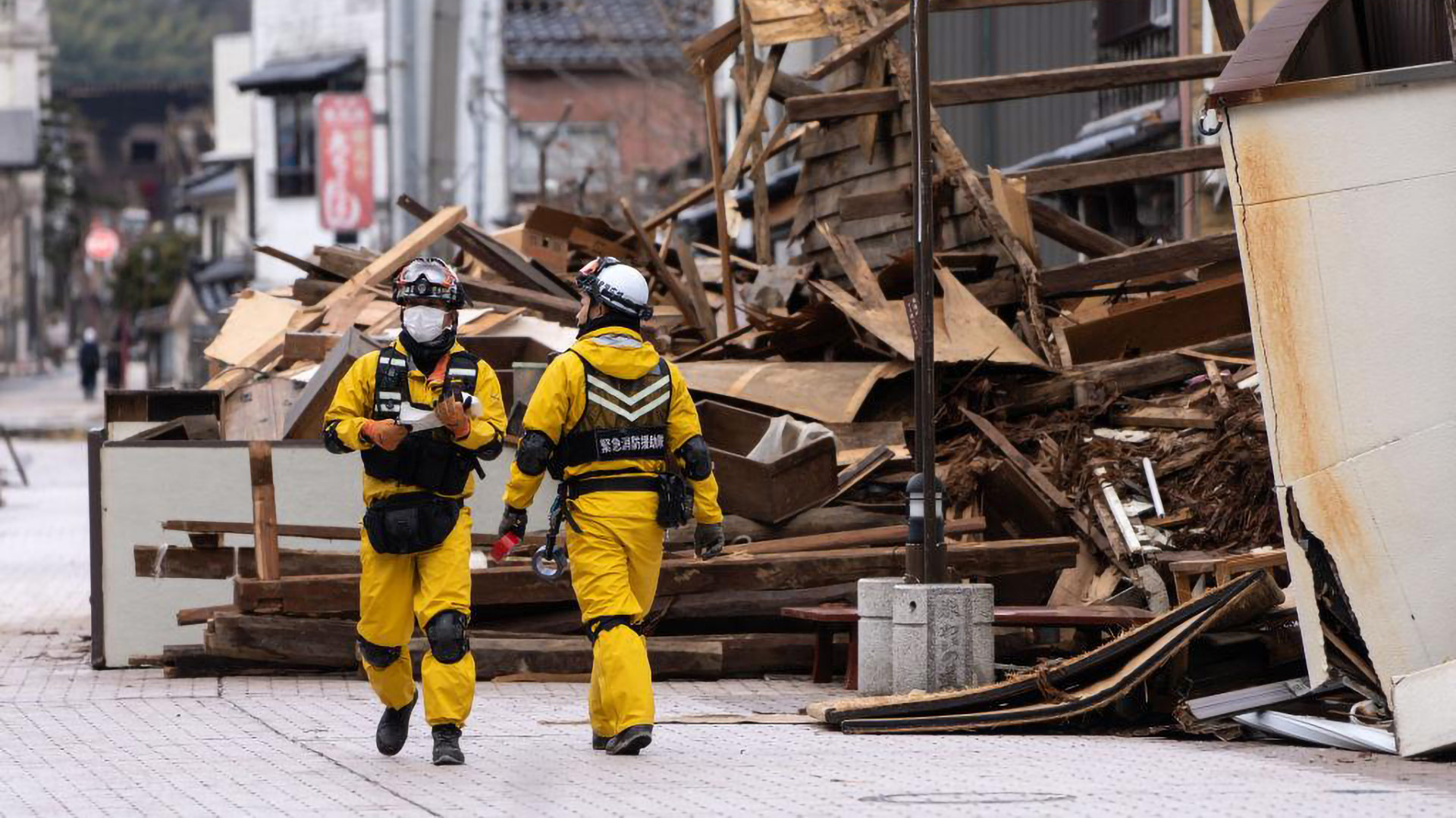 写真）捜索を行っている消防士。2024年1月5日　石川県輪島市
