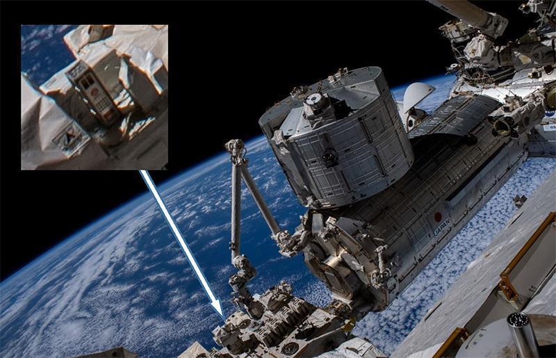 図）ISS船外曝露プラットフォーム（拡大図：中央の直方体上部が曝露試験中の木材）