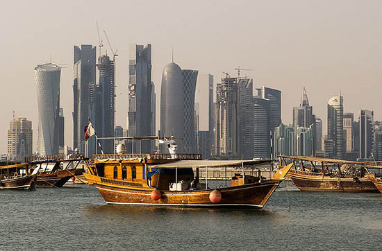 写真1：カタールの首都ドーハ 海に浮かぶ木造船（ダウ船）