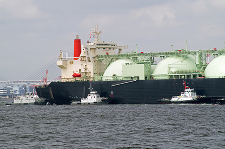 写真4：LNG船とタグボート