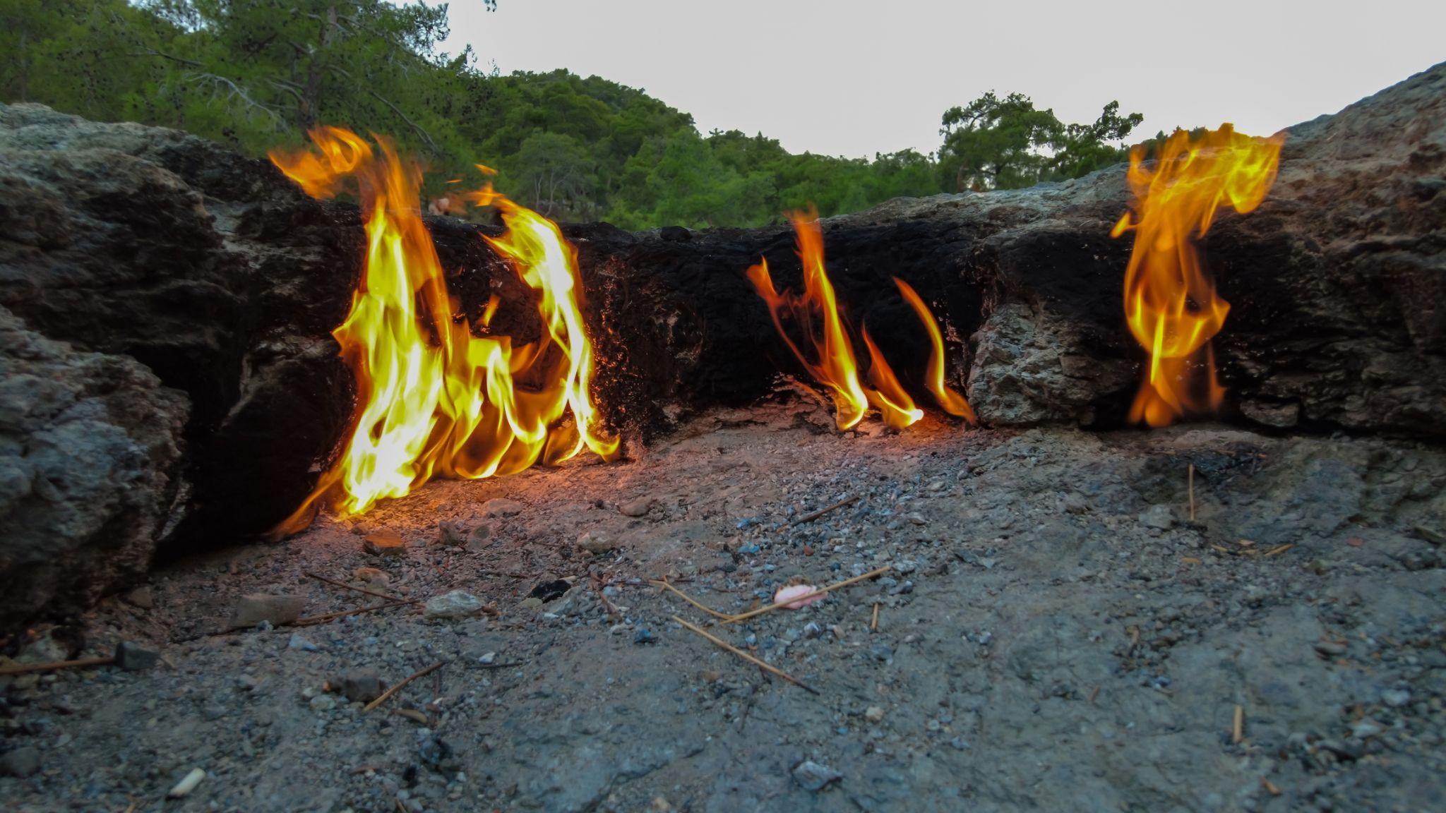 写真）キメラ遺跡で燃える天然水素。地元では「永遠の火」と呼ばれる。