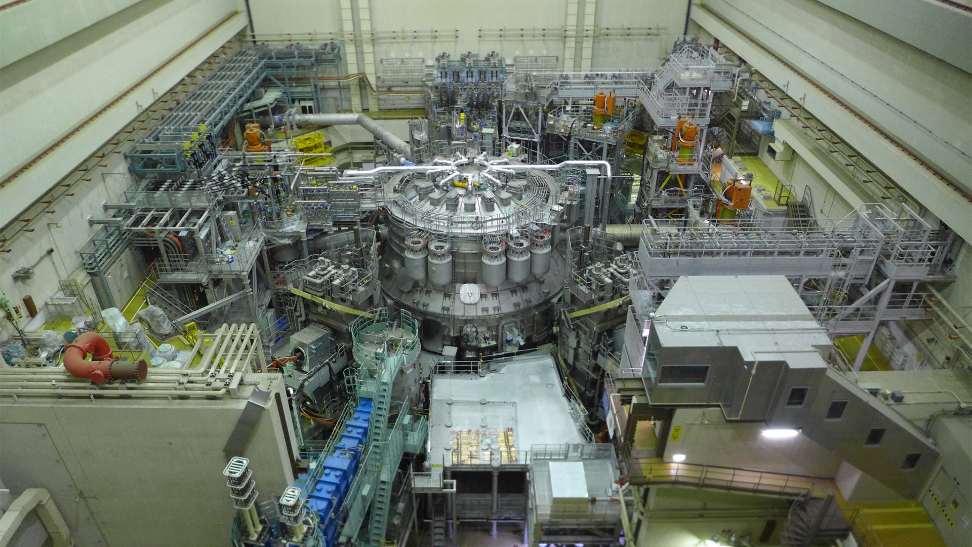 写真）茨城県那珂市に建設された、世界最大級のトカマク型超伝導プラズマ実験装置「JT-60SA」全景
