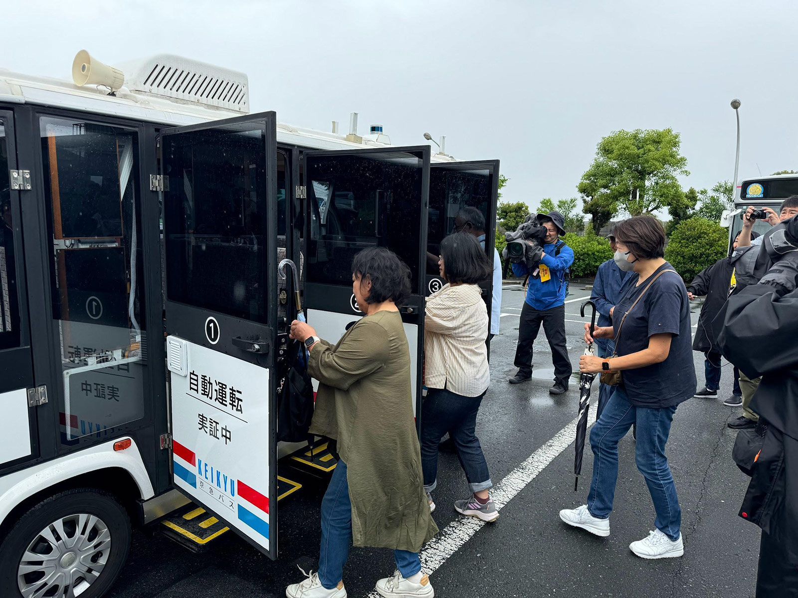 写真）自動運転バスに試乗する地域の住民ら