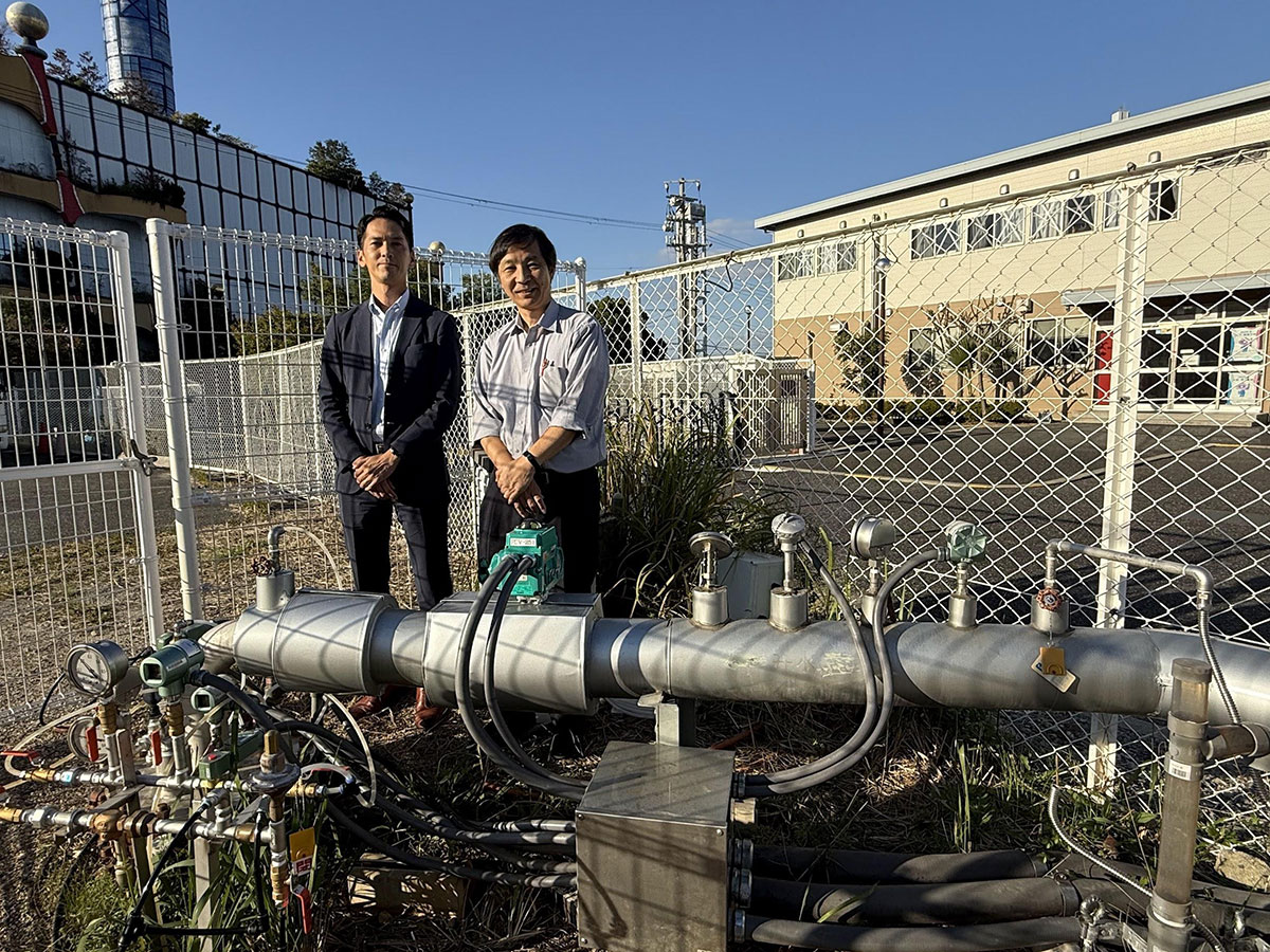 写真）地下水をくみ上げる井戸　左：大阪市環境局環境施策部環境施策課 課長代理田中邦治氏、右：大阪公立大学都市科学・防災研究センター博士中曽康壽氏