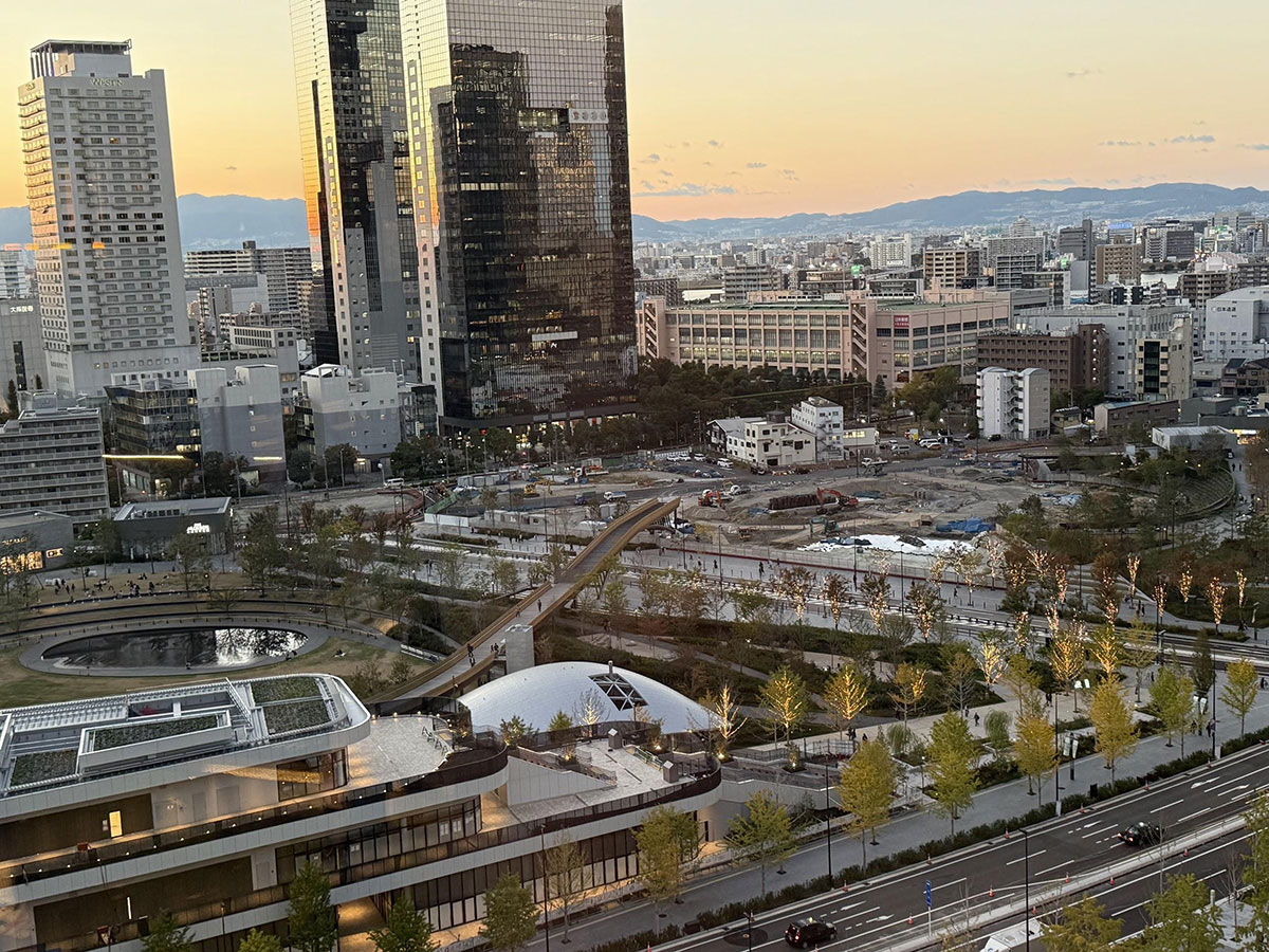 写真）「グラングリーン」を大阪駅の高層階から見下ろす