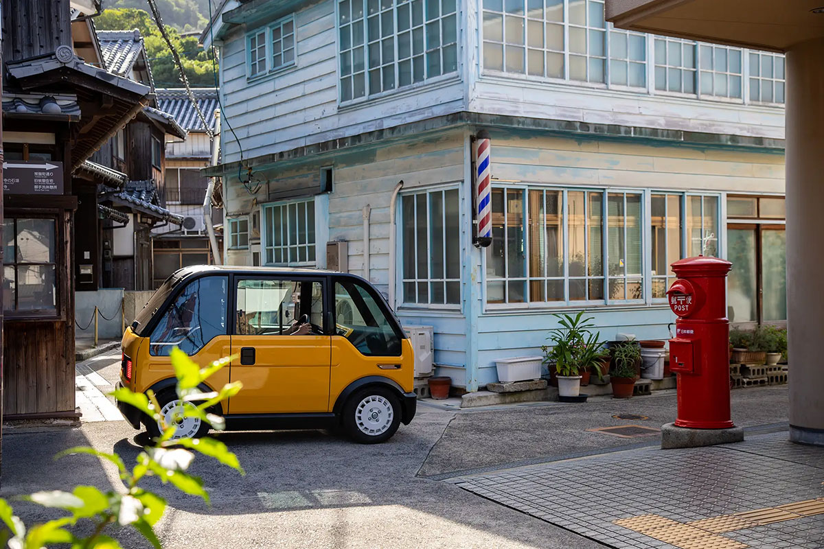 写真）呉市豊町御手洗 伝統的建造物群保存地区を走るmibot