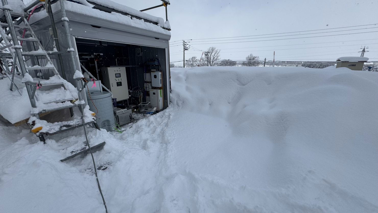 写真）実験設備入口前道路融雪前