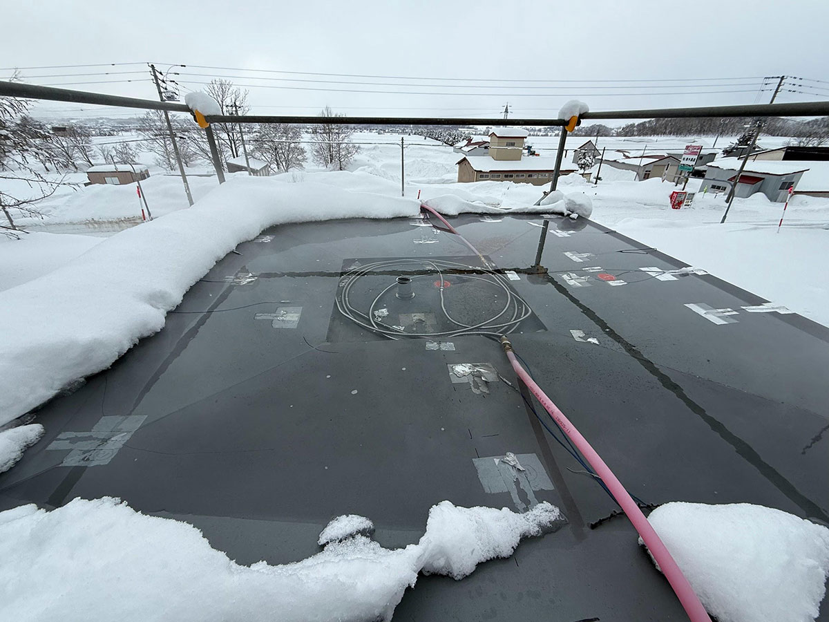 写真）屋根融雪後(人工的に100cmの積雪で融雪しても余力があるほど)