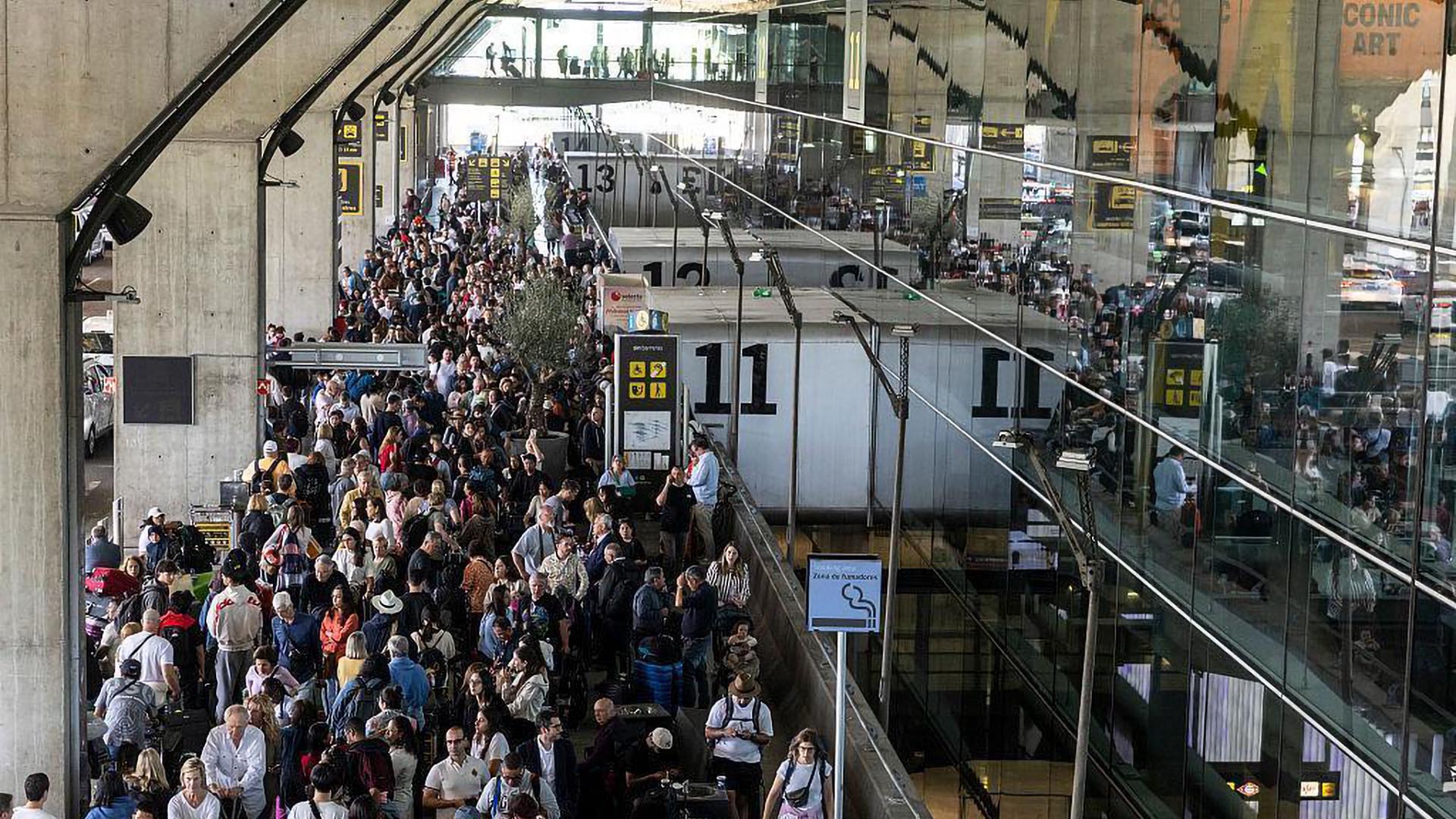 写真）停電で機能が麻痺したバラハス空港でタクシーを待つ旅行客。2025年4月28日。スペイン・マドリード