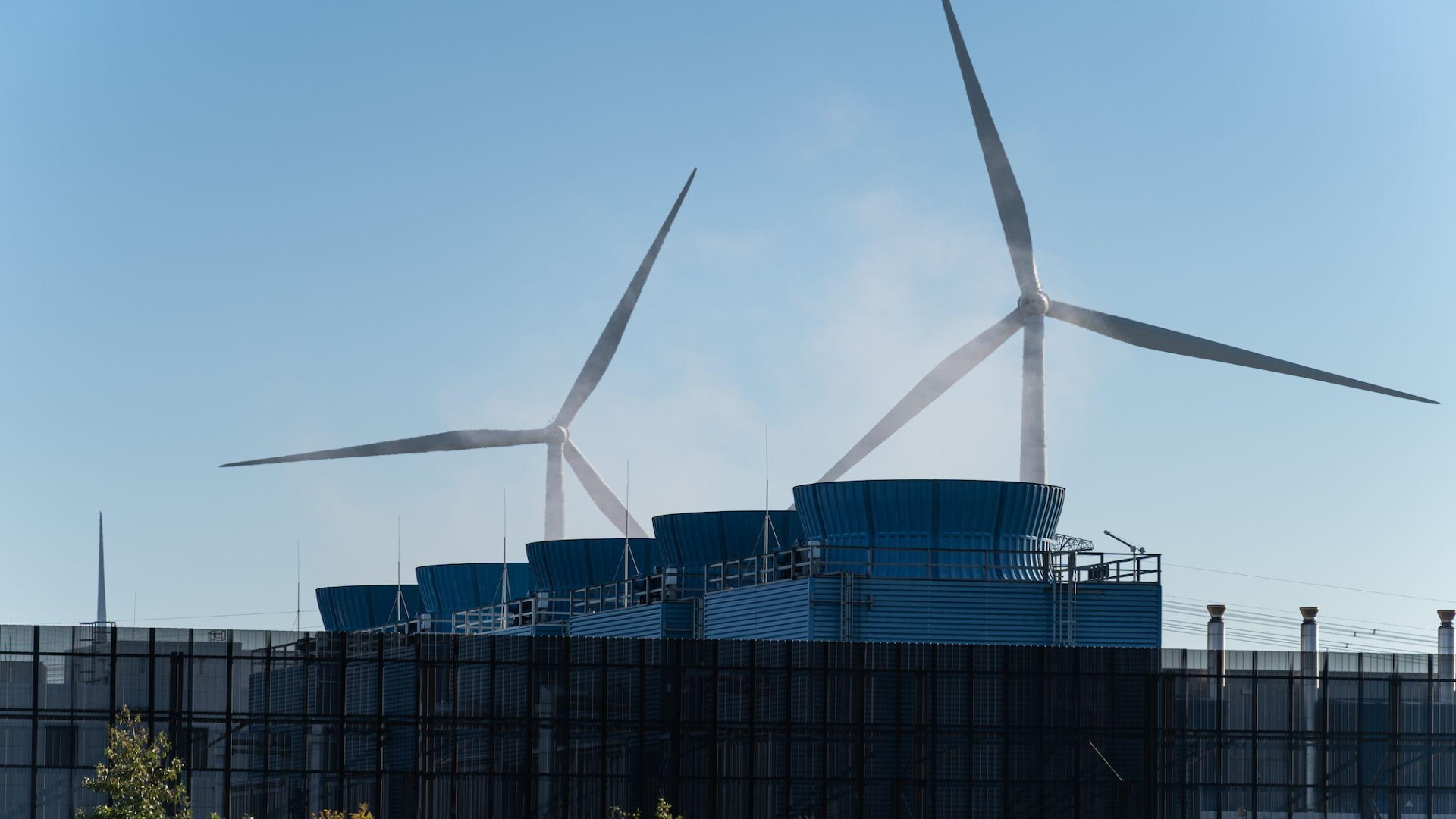 写真）サーバーと風力発電所（イメージ）
