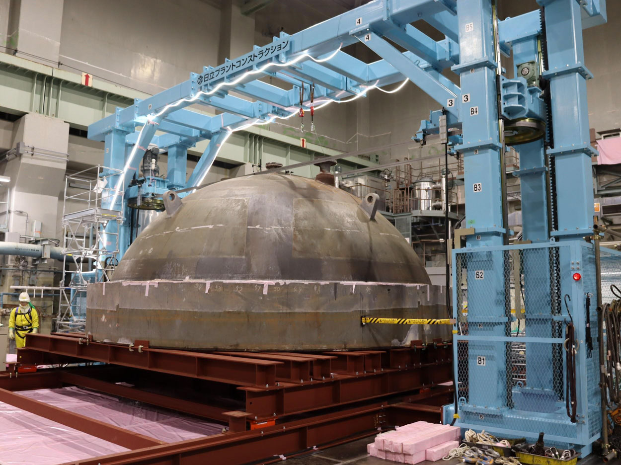 写真）大型バンドソーで切断中の原子炉圧力容器の上ぶた