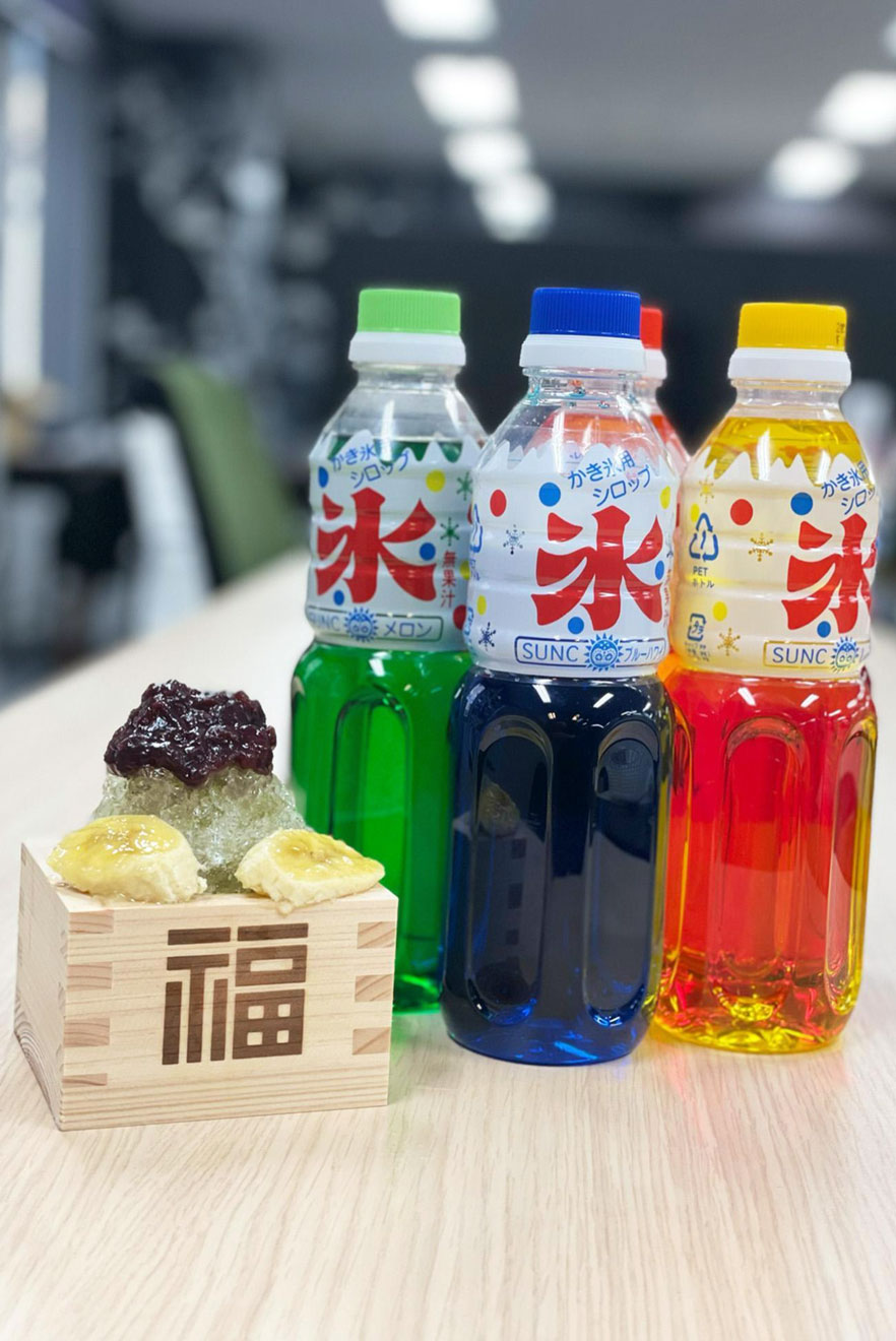 写真）従業員に提供されるかき氷とシロップ