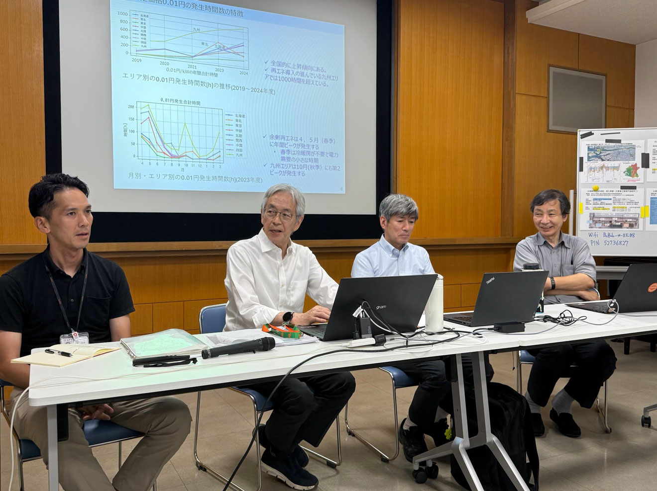 写真）左から、大阪市環境局 環境施策課 エネルギー政策担当 課長代理 田中邦治氏、大阪公立大学都市科学・防災研究センター(UReC) 特任教授中尾正喜氏、大阪公立大学大学院工学研究科教授西岡真稔氏、大阪公立大学都市科学・防災研究センター(UReC) 特任研究員中曽康壽氏