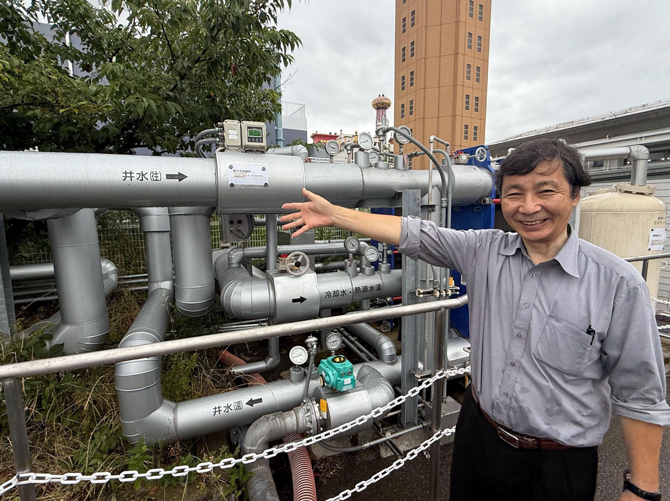 写真）温熱井の前に立つ大阪公立大学都市科学・防災研究センター(UReC) 特任研究員中曽康壽氏