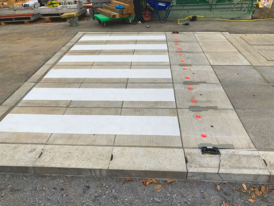 写真）車両走行実験後の電化路版の点灯