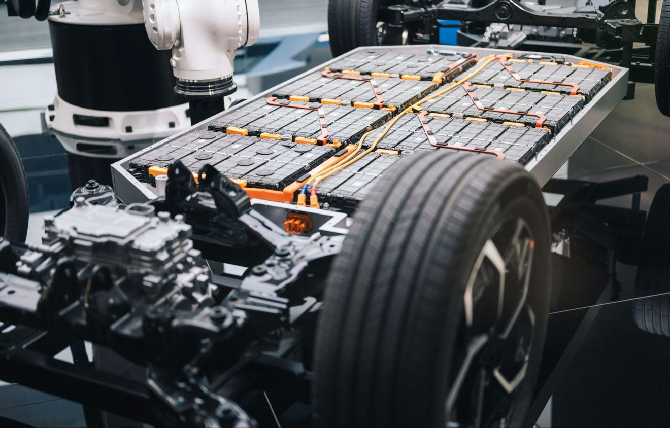 写真）組み立て工程でバッテリーモジュールが取り付けられた電気自動車の骨格（シャシー）（イメージ）