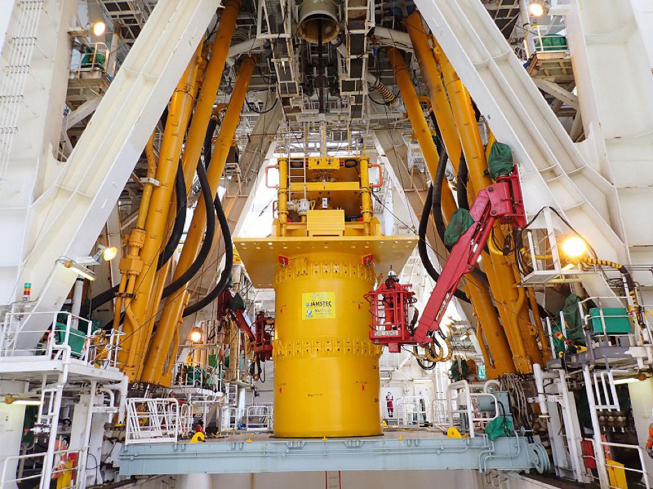 写真）深海底の下の地層の「レアアース泥」を攪拌して揚泥管に送り込むための採鉱機