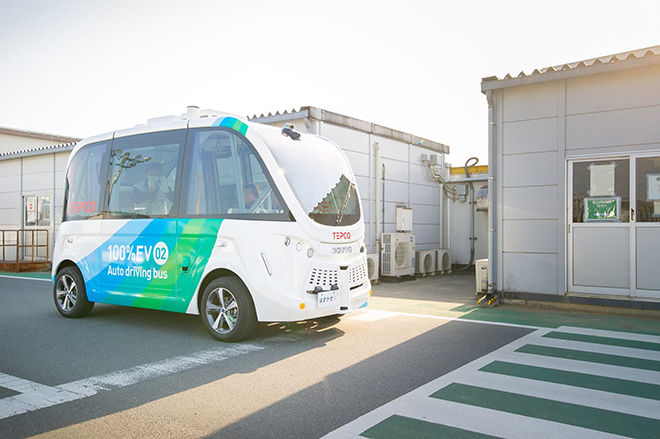 福島第一原発構内を走る、自動運転による電気バス（EVバス）。省力化と、1日5000人に上る作業員の利便性を高めることなどが狙い。全国すべての発電所で初となる。