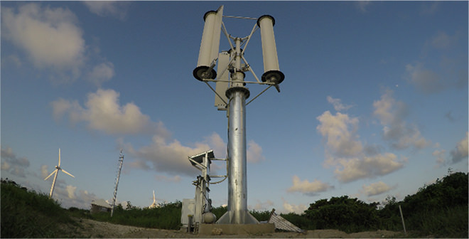 写真）沖縄県南城市に設置された垂直軸型マグナス式風力発電機（1kW）