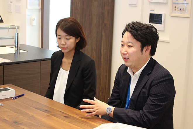 写真）三井不動産レジデンシャル 横浜支店開発室主事 宍戸優太さん（右）と伊藤桃子さん（左）
