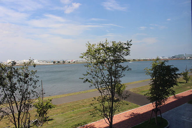 写真）ホテルの目の前を流れる多摩川 対岸に羽田空港を臨む