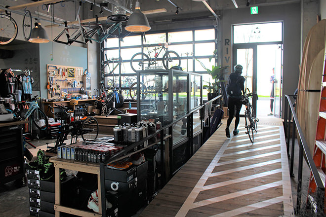 写真）TREX RIVER CAFEの一角にあるサイクルショップ
