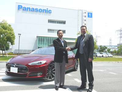 写真）大規模電池工場建設に関し合意したパナソニック津賀一宏社長とマスク氏 2014年7月31日